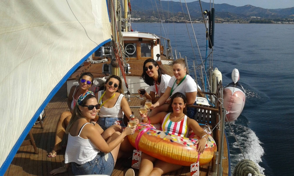 Servicio de paseos en velero en Estepona