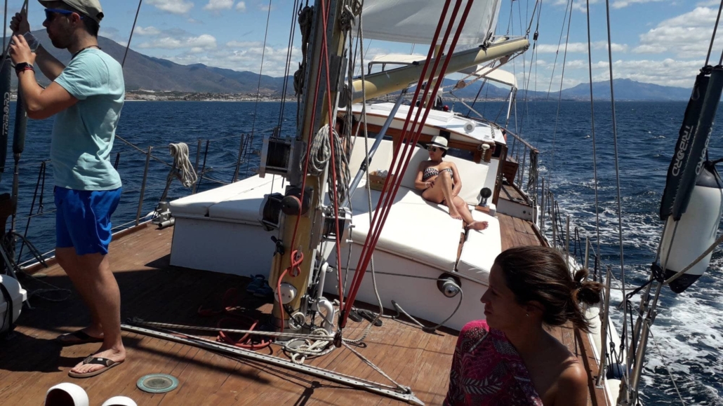 Reserva tu paseo en velero con Velero Intrépido.