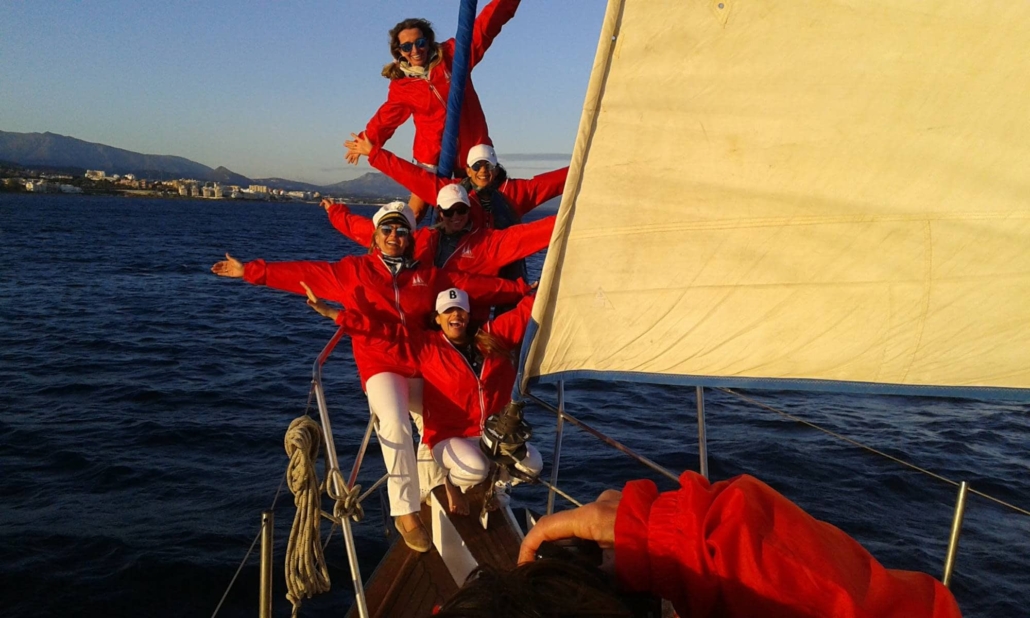 Delfines en libertad desde un velero en Estepona.