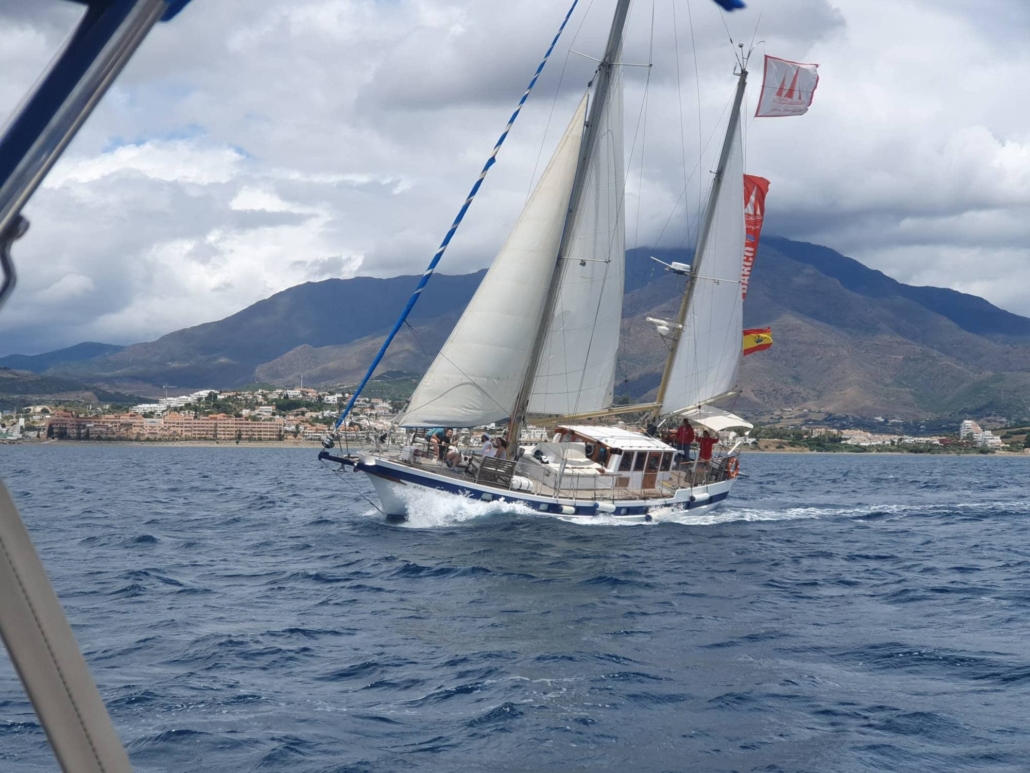 Vive el mar con Velero Intrépido en Estepona.