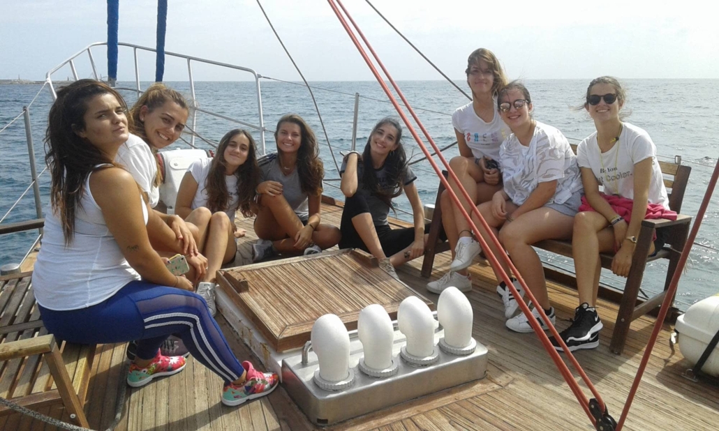 Navega y disfruta de delfines en Estepona.